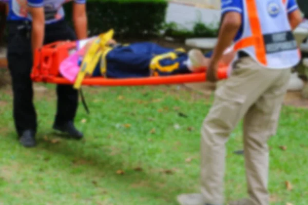 Turva Serviço Médico Emergência Paramédico Está Puxando Maca Com Ajudar — Fotografia de Stock