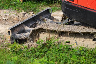 kova küçük Ekskavatör turuncu zincir buldozer çalışma