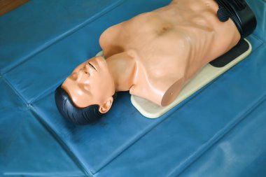 CPR kukla eğitim acil Yenileyicinin yardımcı olmak eğitim
