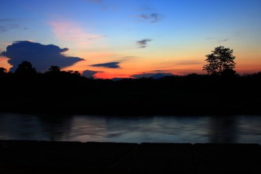 gökyüzü günbatımı güzel renkli manzara siluet ağaç orman ve nehir yansıtmak twilight saat