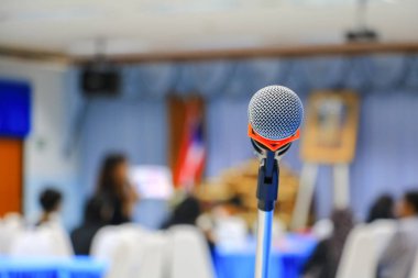 mikrofon Konferans salonu veya seminer odası arka plan bulanık: seçin odak alan sığ derinliği ile.