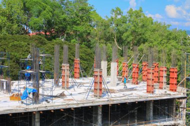 yüksek zemin ticari bina gündoğumu ışık ile site işyerinde çalışan inşaat tasarım grubunda