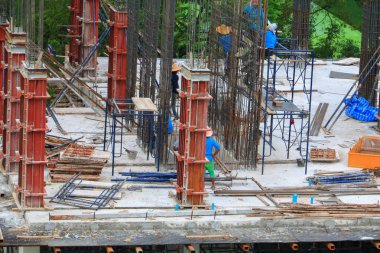 yüksek zemin ticari bina gündoğumu ışık ile site işyerinde çalışan inşaat tasarım grubunda