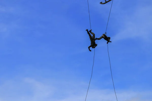 Silhueta Soldado Saltar Corda Helicóptero Céu Azul — Fotografia de Stock