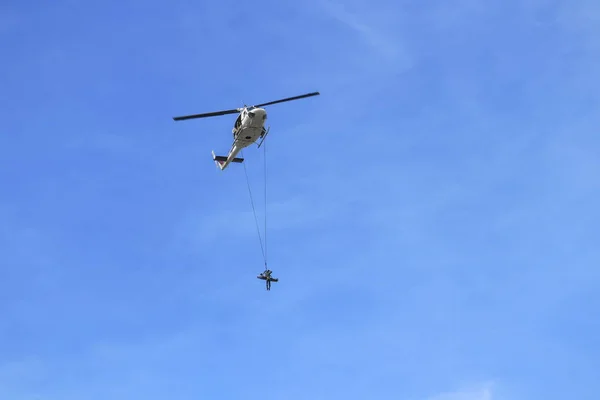 Soldaat Redding Noodsituaties Door Leger Helikopter Met Touw Blauwe Hemel — Stockfoto