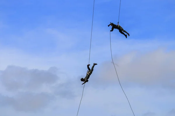 Siluet Soldier Lompat Tali Dari Helikopter Langit Biru — Stok Foto