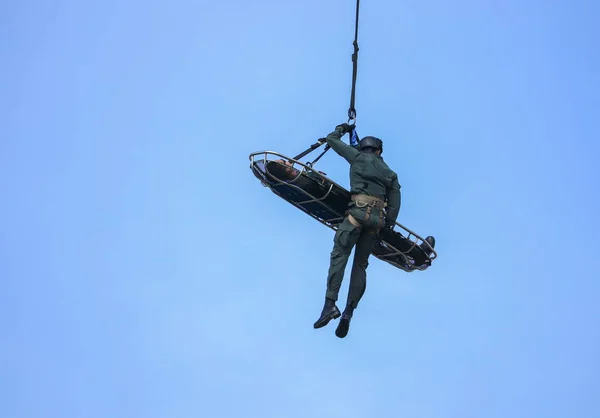 Emergência Resgate Soldado Por Helicóptero Exército Com Corda Céu Azul — Fotografia de Stock