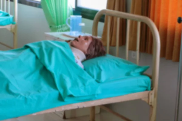 ベッドと毛布緑の医学教育の研修病院で医療のダミーをぼやけ — ストック写真
