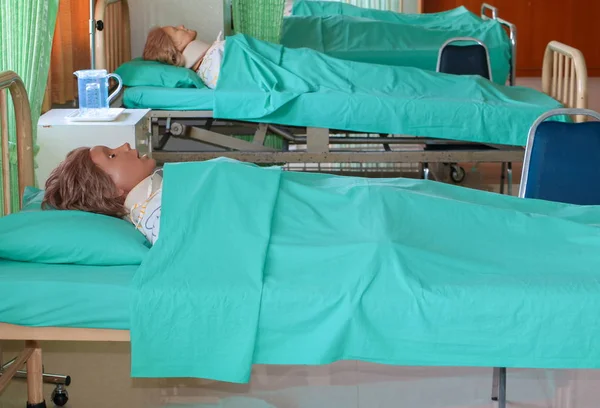 Medyczne Manekina Szpitalu Szkolenia Medyczne Kurs Edukacyjny Łóżku Koc Zielony — Zdjęcie stockowe