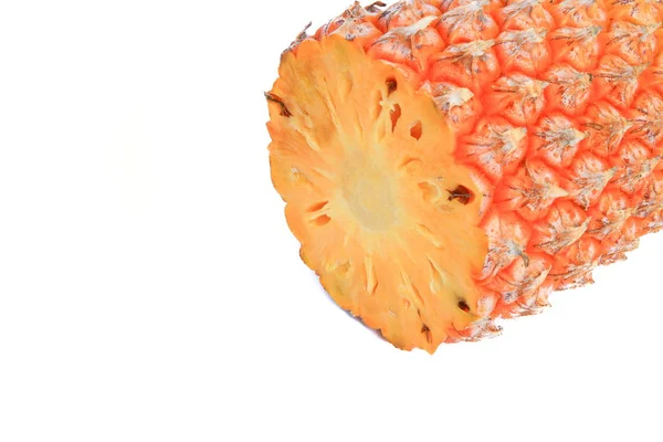 成熟切片菠萝白色背景 — 图库照片