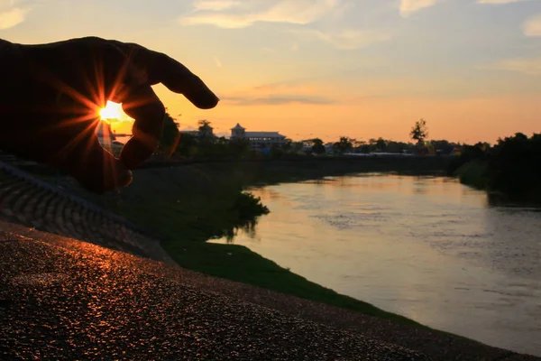 Silhouette Hand Tecken Och Solljus Vid Solnedgången — Stockfoto