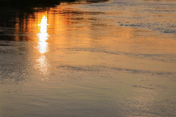 Solljus Reflekterar Floden Solnedgång Skymningen Tid Vacker Natur — Stockfoto