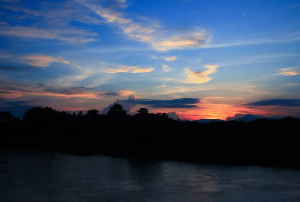 Pôr Sol Céu Bela Paisagem Colorida Silhueta Árvore Bosque Rio — Fotografia de Stock