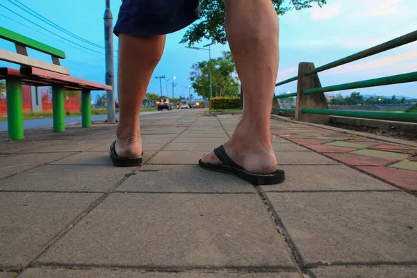 Stóp Nosić Sandały Spacerem Park Publiczny Brudne Stopy Turystycznych — Zdjęcie stockowe