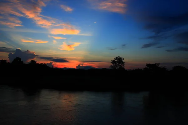 Gökyüzü Günbatımı Güzel Renkli Manzara Siluet Ağaç Orman Nehir Yansıtmak — Stok fotoğraf