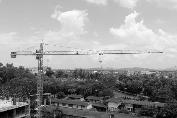 Jeřáb Věž Stavebnictví Staveniště Obraz Černé Bílé Obloze Pozadí — Stock fotografie