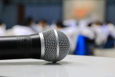 seminer konferans salonunda masada kablosuz mikrofon: seçin odak alan sığ derinliği ile.