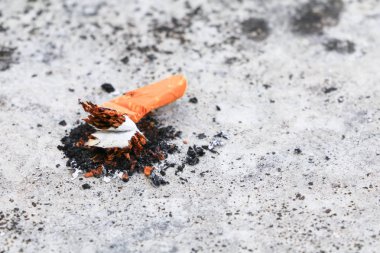 sigara izmariti. Çimento üzerinde sigara sağlığa zararlı kat. kavram Sigara İçilmeyen gün evrensel