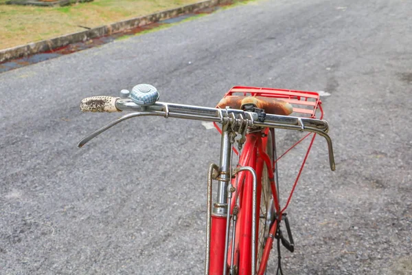 Vélo Poignée Vintage Classique Rouge Dans Ancienne Belle Sur Route — Photo