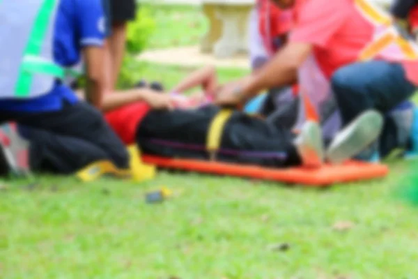 Turva Serviço Médico Emergência Paramédico Está Puxando Maca Com Ajudar — Fotografia de Stock