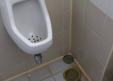 erkek idrar beyaz ofiste kapat