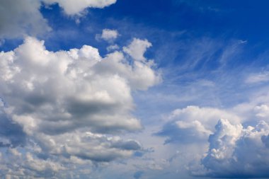 mavi gökyüzü yağmur bulutu ile sanat doğa güzel ve kopya alanı için metin ekleme