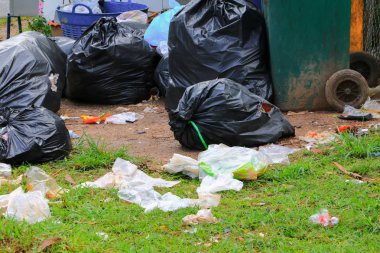 Şehir kazık siyah çöp torbası yol kenarı kapatalım