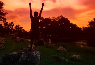 Siluet gündoğumu sabah, egzersiz ile pratiği yoga ve meditasyon adam
