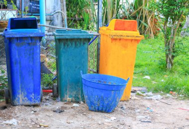 çöp sepeti mavi plastik şehir