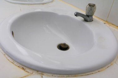 banyo beyaz lavabo musluk krom eski