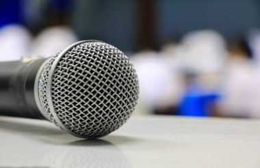 seminer konferans salonunda masada kablosuz mikrofon: seçin odak alan sığ derinliği ile.