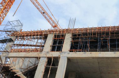 İnşaat yüksek site işyerinde bina zemin üzerinde çalışma