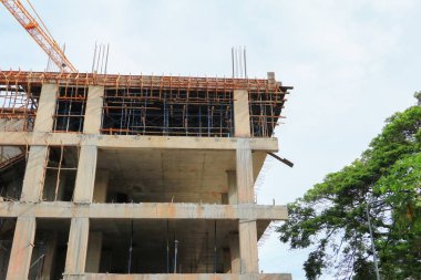 İnşaat yüksek site işyerinde bina zemin üzerinde çalışma