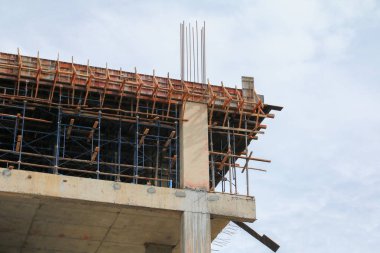 İnşaat yüksek site işyerinde bina zemin üzerinde çalışma