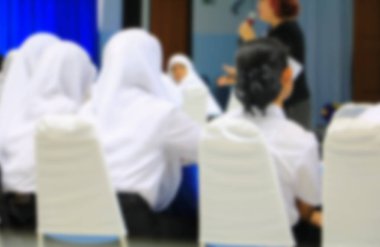 ders sınıfta öğretmen ve öğrenci Müslümanlar bulanık