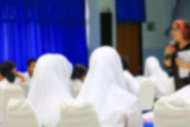 ders sınıfta öğretmen ve öğrenci Müslümanlar bulanık