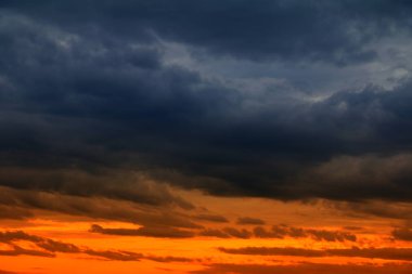 bulut fırtına gökyüzü koyu renkli ve güzel günbatımı