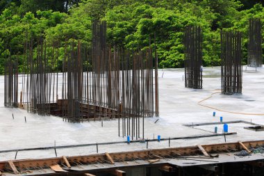 İnşaat yüksek site işyerinde bina zemin üzerinde çalışma