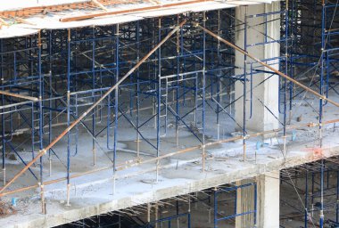 İnşaat yüksek site işyerinde bina zemin üzerinde çalışma