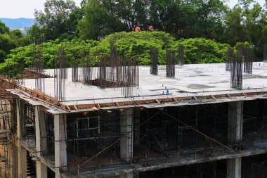 İnşaat yüksek site işyerinde bina zemin üzerinde çalışma