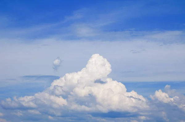 Langit Biru Cerah Dengan Awan Dalam Seni Musim Panas Alam — Stok Foto