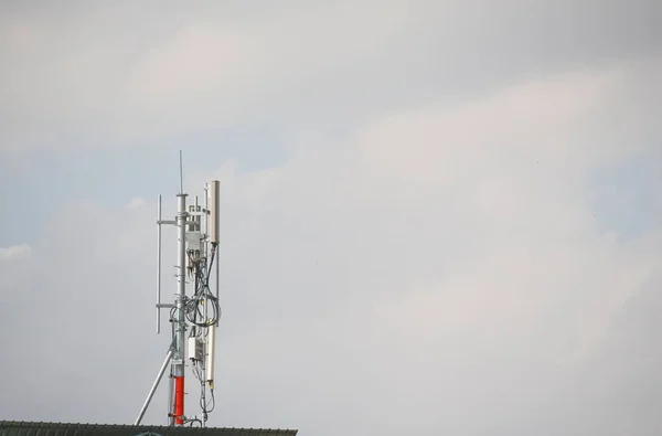 Πύργος Τηλεπικοινωνιών Κινητής Τηλεφωνίας Πομπός Κεραίες Επικοινωνιών Πολλαπλότητα Μικροκυμάτων Πύργο — Φωτογραφία Αρχείου