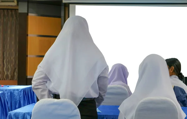 学生穆斯林在演讲室 — 图库照片
