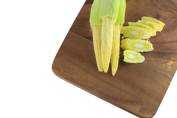 Mladá Kukuřice Jsou Malé Nakrájené Řezy Prkénko Bílé Pozadí — Stock fotografie