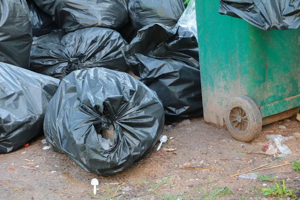 Pilha Saco Lixo Preto Beira Estrada Cidade Perto — Fotografia de Stock