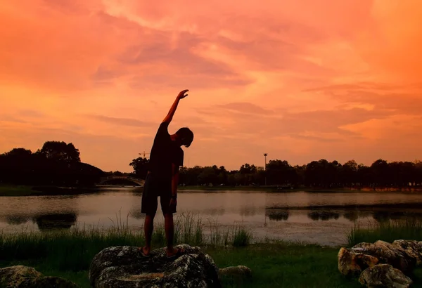 Silueta Hombre Meditando Practicando Yoga Con Ejercicio Amanecer Por Mañana — Foto de Stock