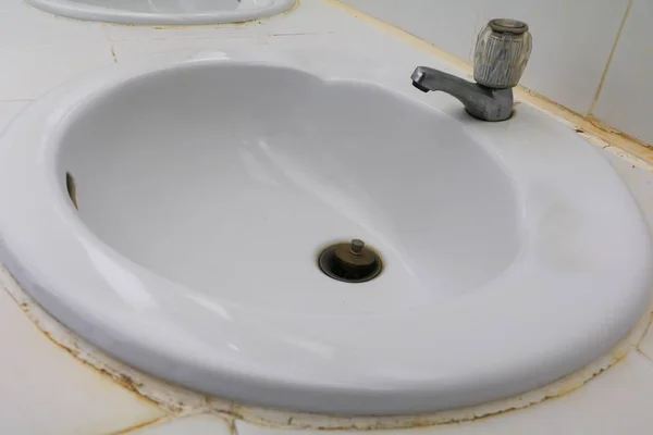 Banyo Beyaz Lavabo Musluk Krom Eski — Stok fotoğraf