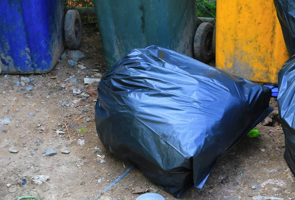 Pila Basura Negro Bolsa Carretera Ciudad Cerca —  Fotos de Stock