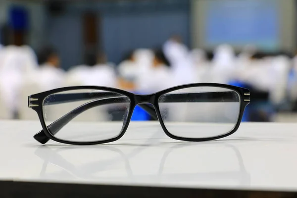 古い眼鏡やセミナー会議教室のテーブルに先生の眼鏡 浅い被写し界深度とフォーカスを選択 — ストック写真