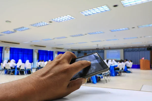 Smartphone Hand Hebt Seminar Conferentie Klas Selecteer Focus Met Ondiepe — Stockfoto
